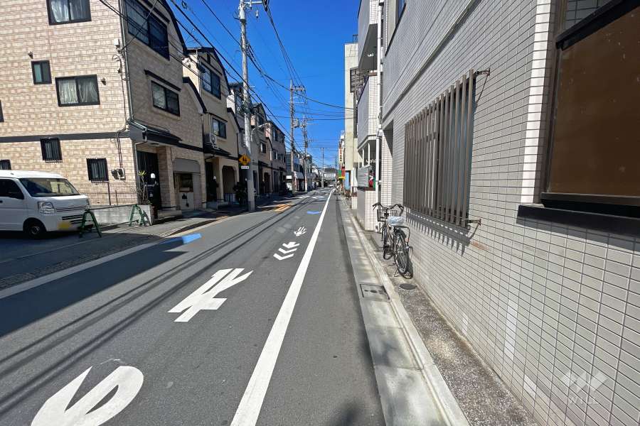敷地南西側の前面道路（南東側から）