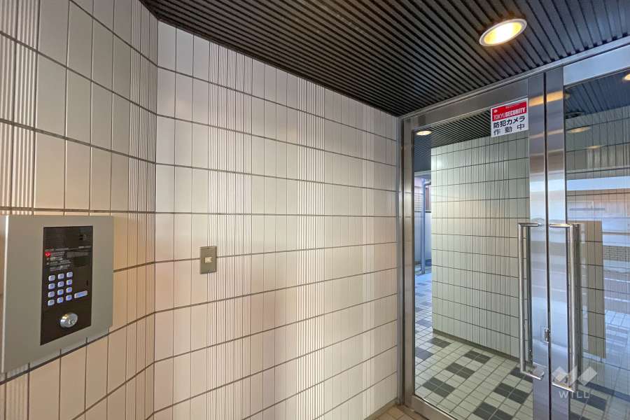 エントランスはオートロック付きです。