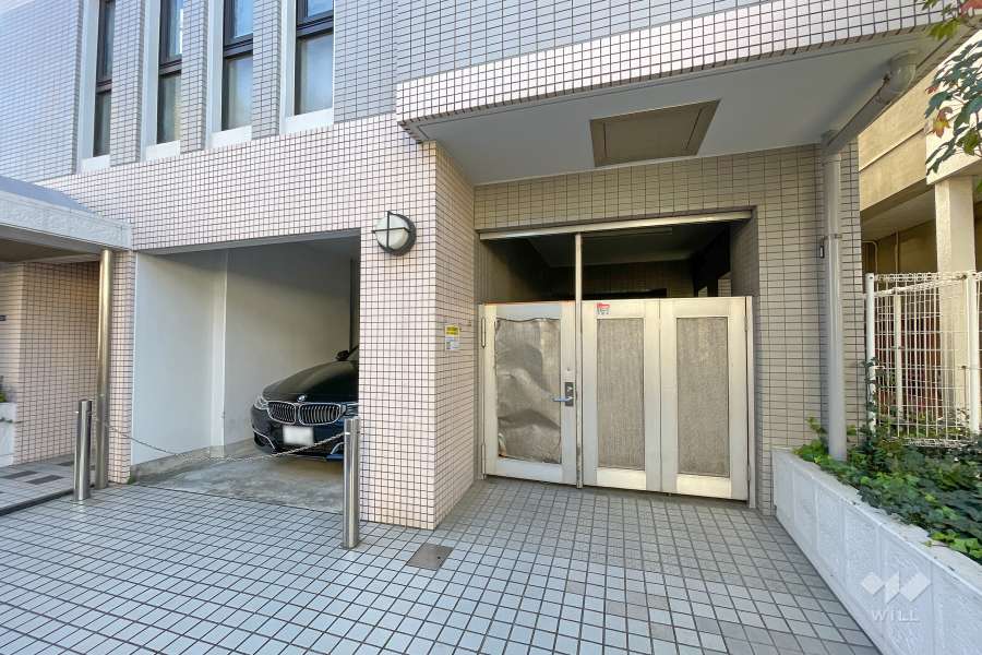 敷地内駐車場（屋内平面式）と駐輪場