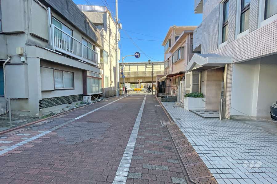 敷地北西側の前面道路（南西側から）