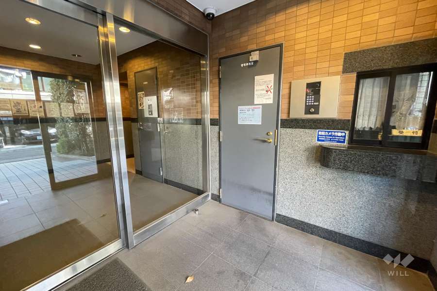 エントランスはオートロック付きです。