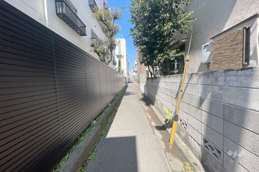 敷地北側の前面道路（東側から）