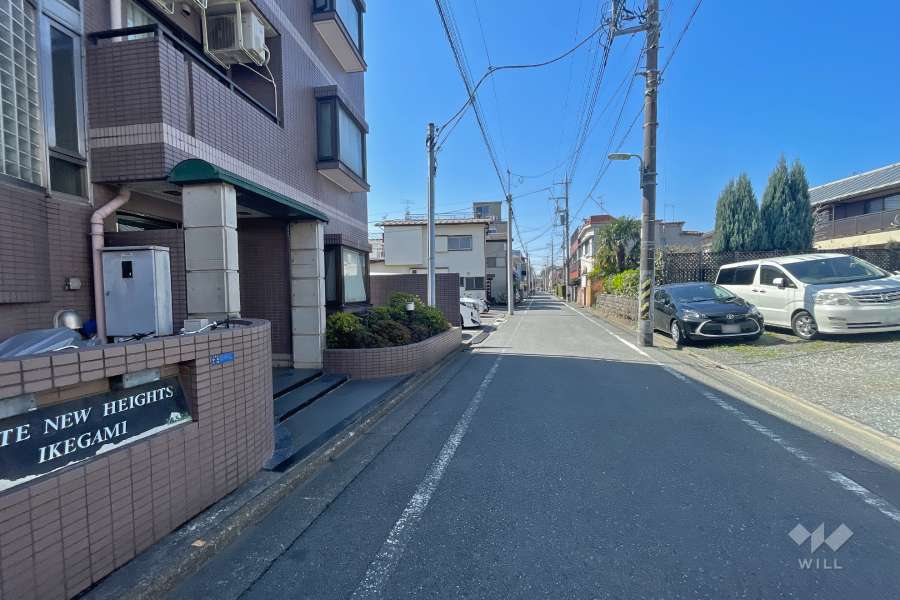 敷地北側の前面道路（東側から）