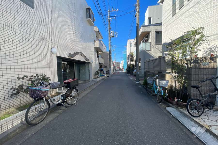 敷地北側の前面道路（東側から）