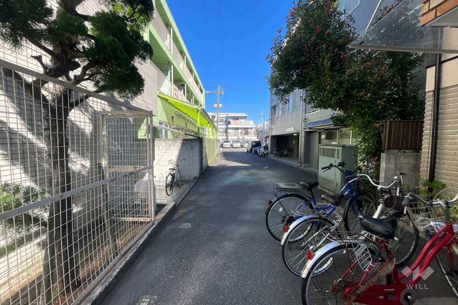 敷地東側の前面道路（南側から）