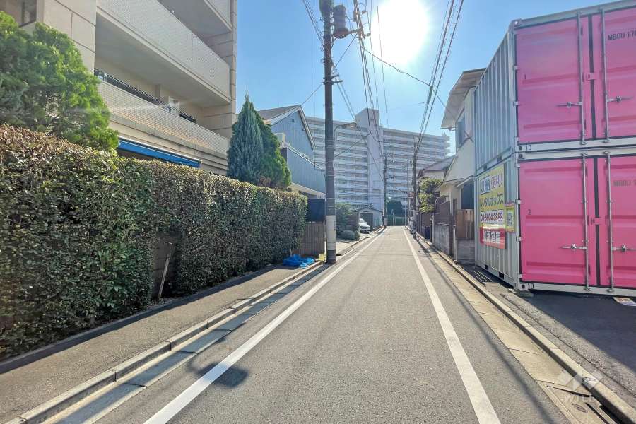 敷地西側の前面道路（北側から）