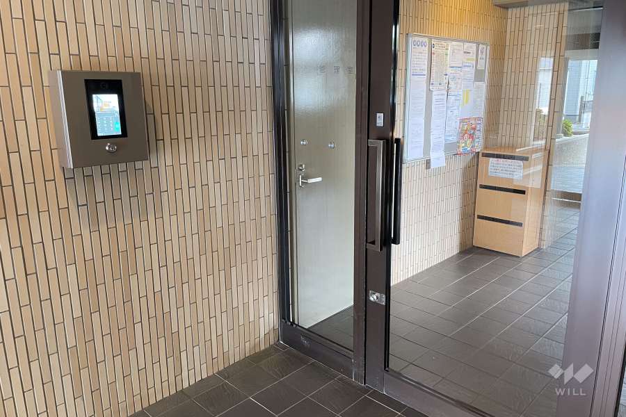 エントランスはオートロック付きです。