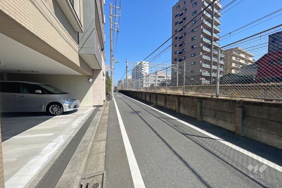 敷地南東側の前面道路（南西側から）