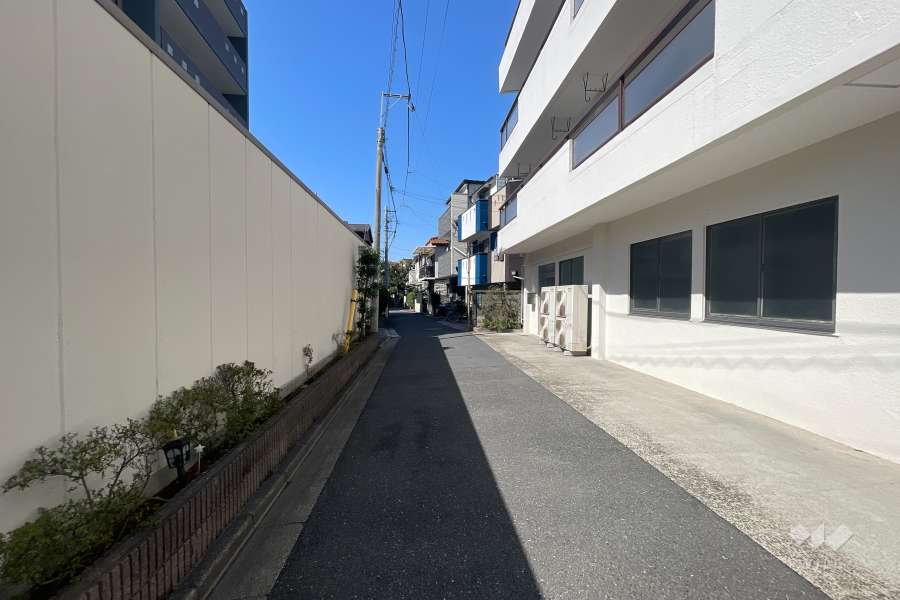 敷地北側の前面道路（東側から）