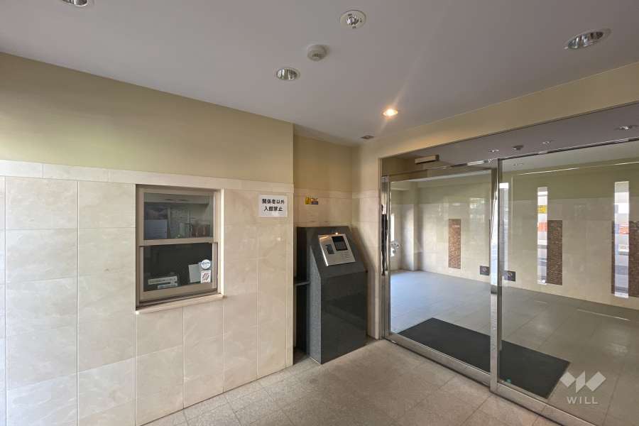 エントランスはオートロック付きです。