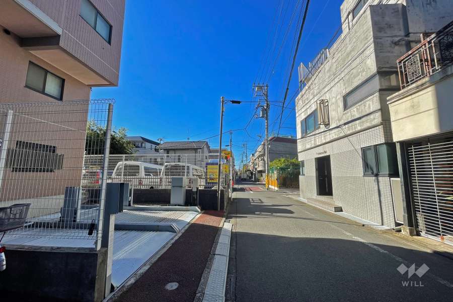 敷地北西側の前面道路（北東側から）