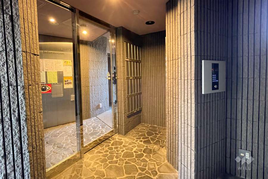 エントランスはオートロック付きです。