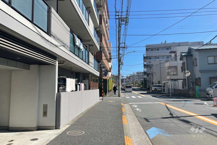 敷地の南側前面道路（西側から）