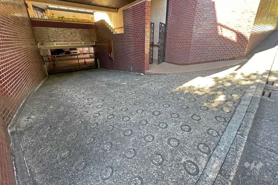 地階にある駐車場へのアプローチ