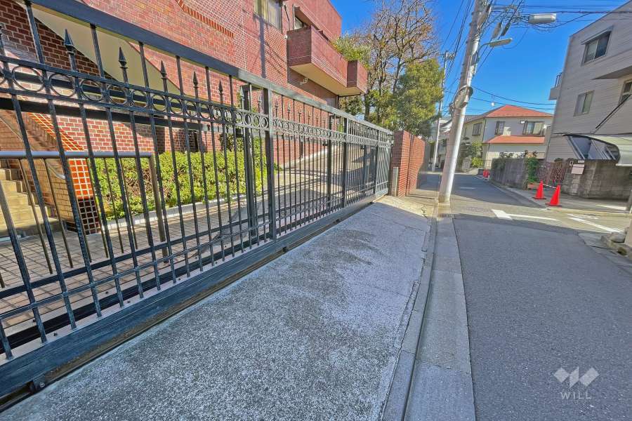 駐車場の出入り口（ゲート付き）