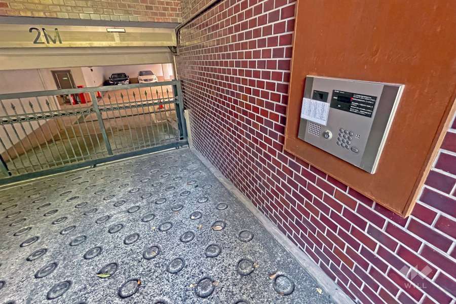 駐車場前にあるオートロック