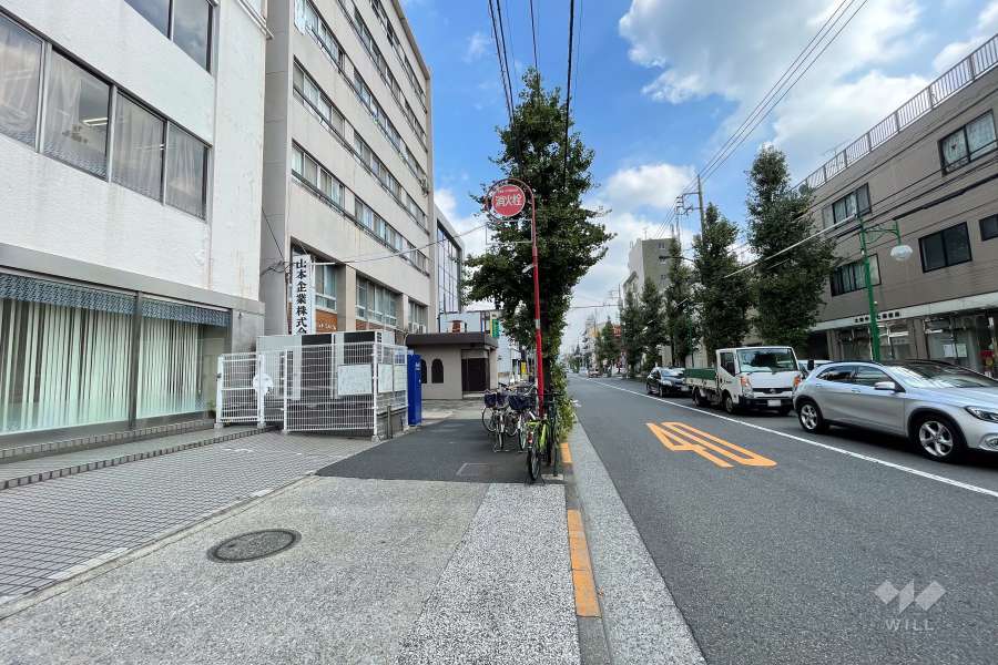 敷地の南東側前面道路（南西側から）