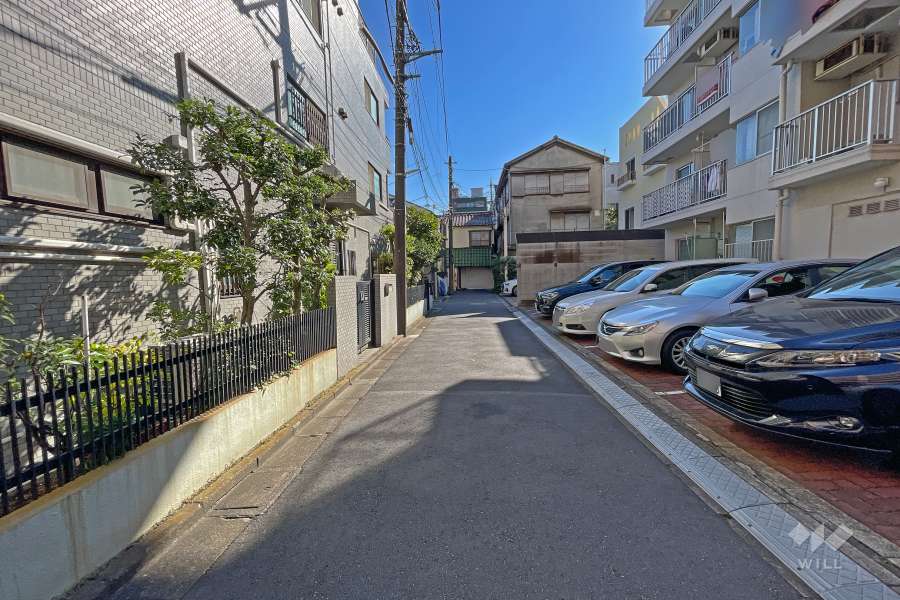 敷地東側の前面道路（北側から）