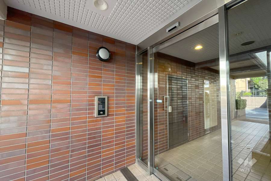 エントランスはオートロック付きです。