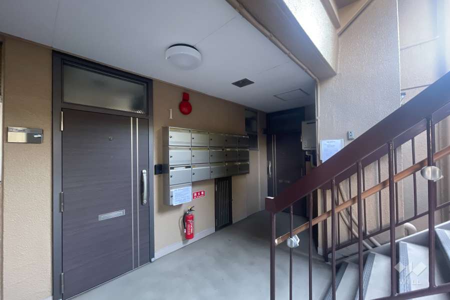 住戸入り口と共用ポスト