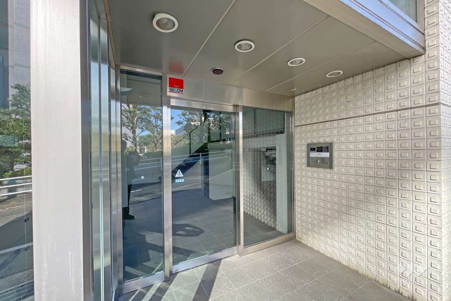 エントランスはオートロック付きです。