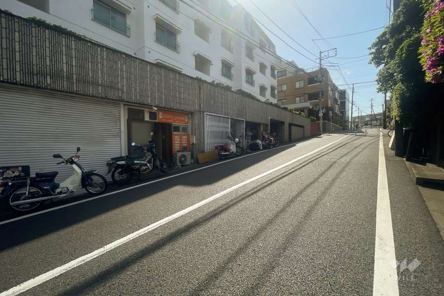 敷地北側の前面道路（東側から）