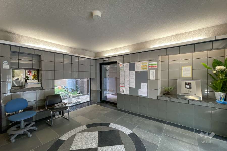 エントランスはオートロック付きです。