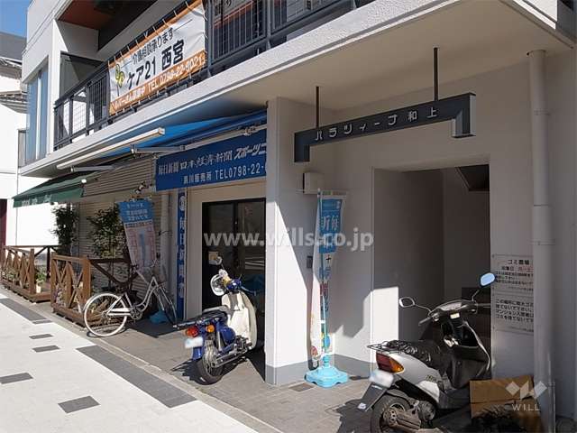建物1階には店舗が入っています。