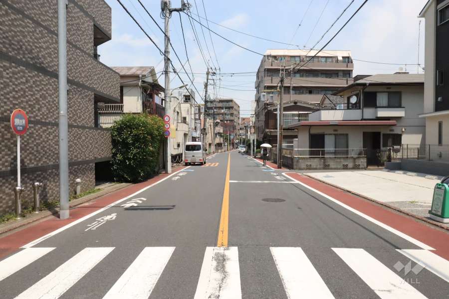敷地東側の前面道路（南側から）