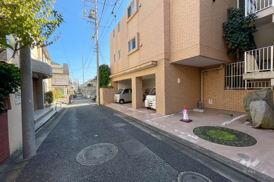 敷地西側の前面道路（西側から）