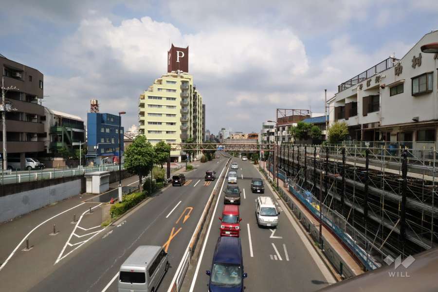 敷地北東側の前面道路(南東側から)