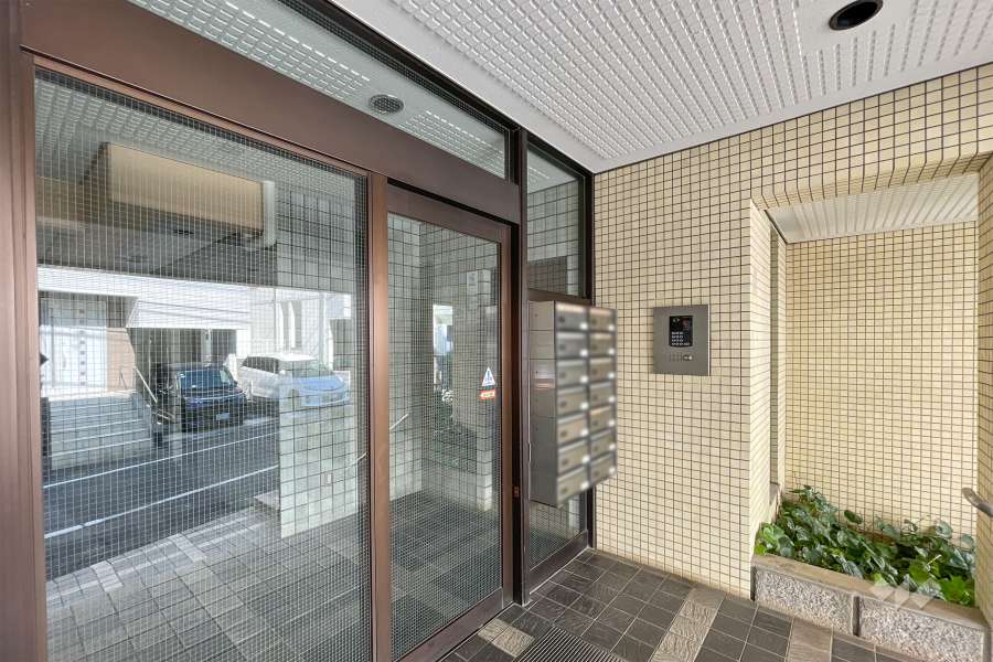 エントランスはオートロック付きです。　