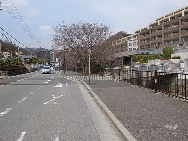 すぐ目の前にバス停があります。