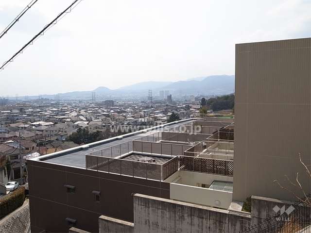 各住戸のルーフバルコニー。高台にあり、上階からは眺望がとれます。