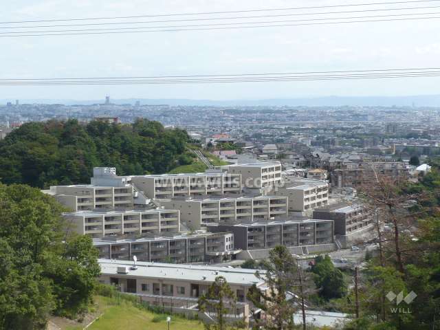 クレール宝塚ベルエールの全景。周囲を緑に囲まれた高台にあります。