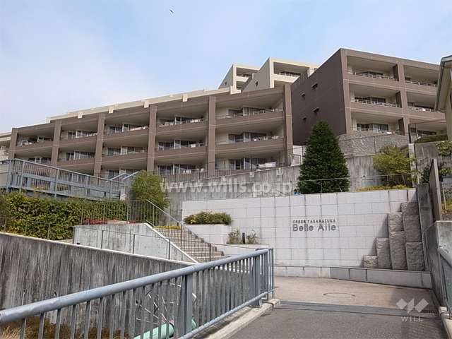 天神川にかかる橋を渡り、敷地に入ります。