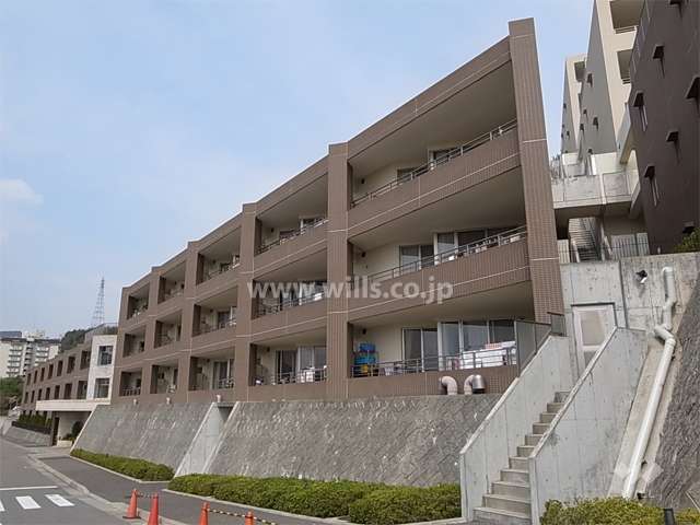 建物は雁行設計。外壁はタイル貼りです。