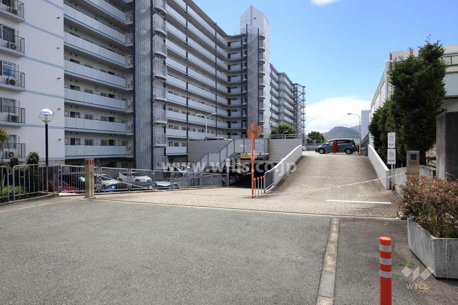 駐車場の出入り口（ロボットゲート付き）