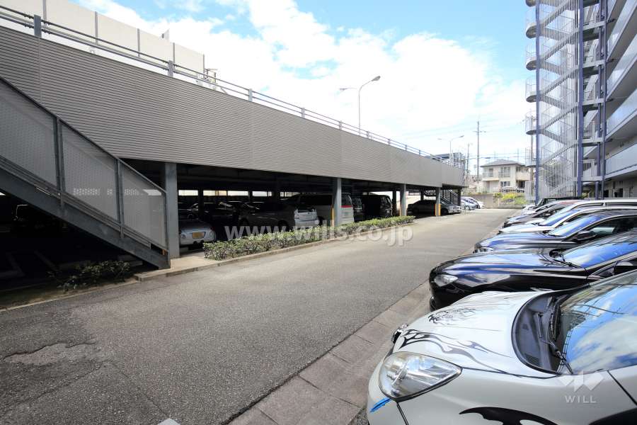 敷地北側にある駐車場棟