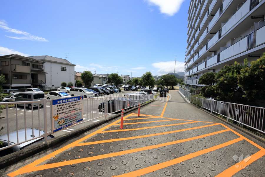 敷地南側にある敷地内駐車場（屋外平面式）