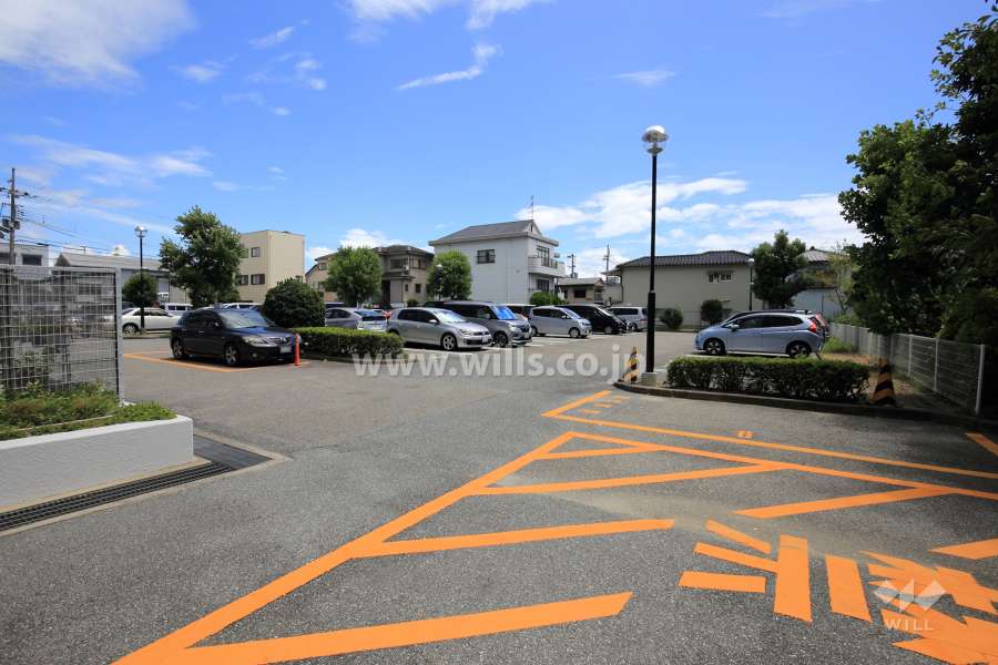 敷地南側にある敷地内駐車場（屋外平面式）