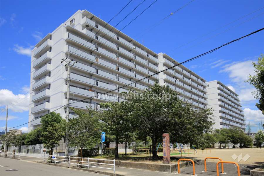 宝塚ガーデンハウスの外観（南西側から）敷地南側には公園や駐車場があります。