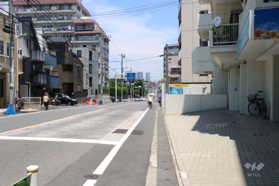 敷地西側の前面道路