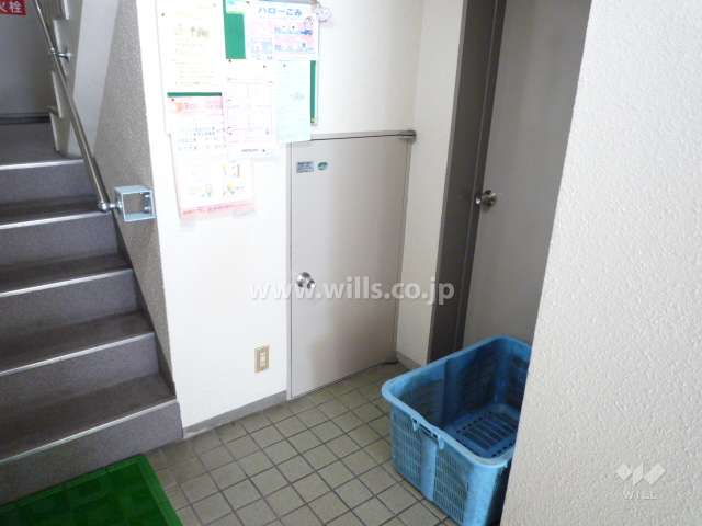 ごみ置き場・共用階段