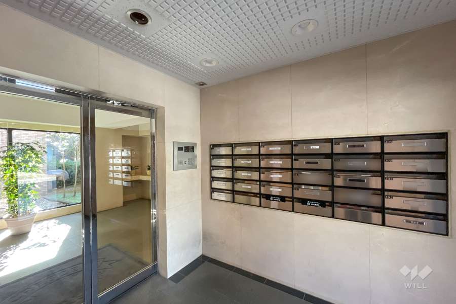 エントランスはオートロック付きです。