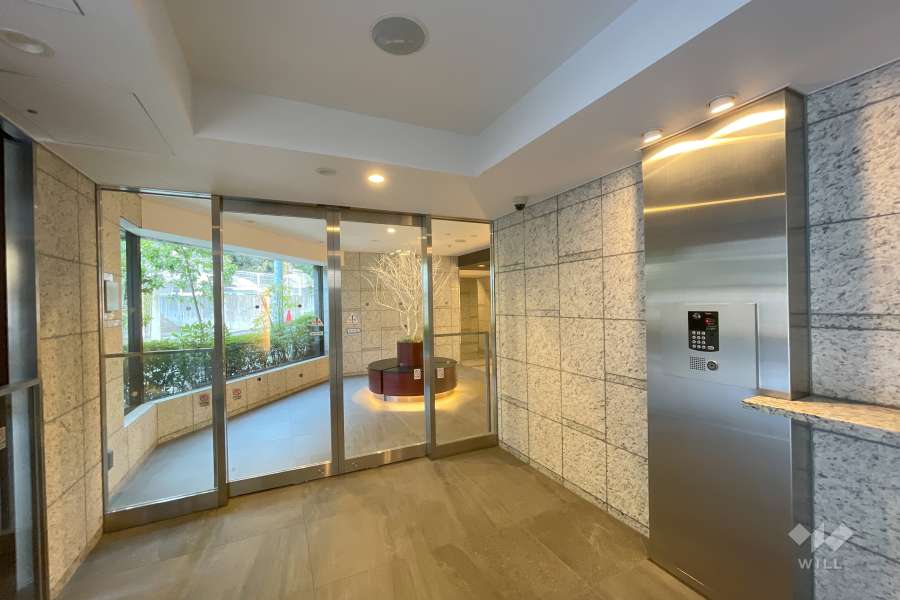 エントランスはオートロック付きです。