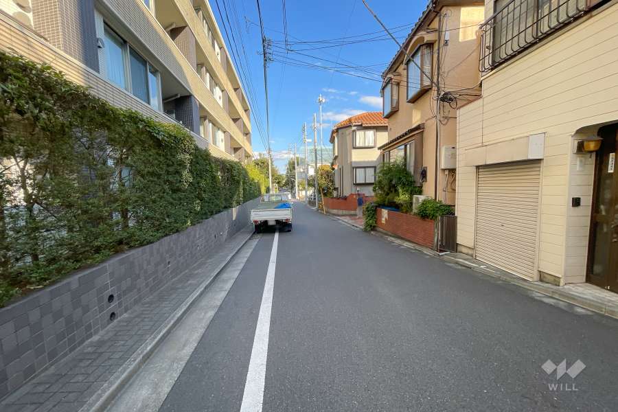 敷地南側の前面道路（西側から）路