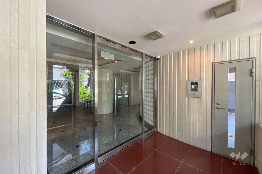 エントランスはオートロック付きです。