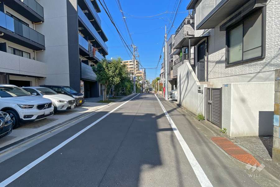 敷地東側の前面道路（南側から）