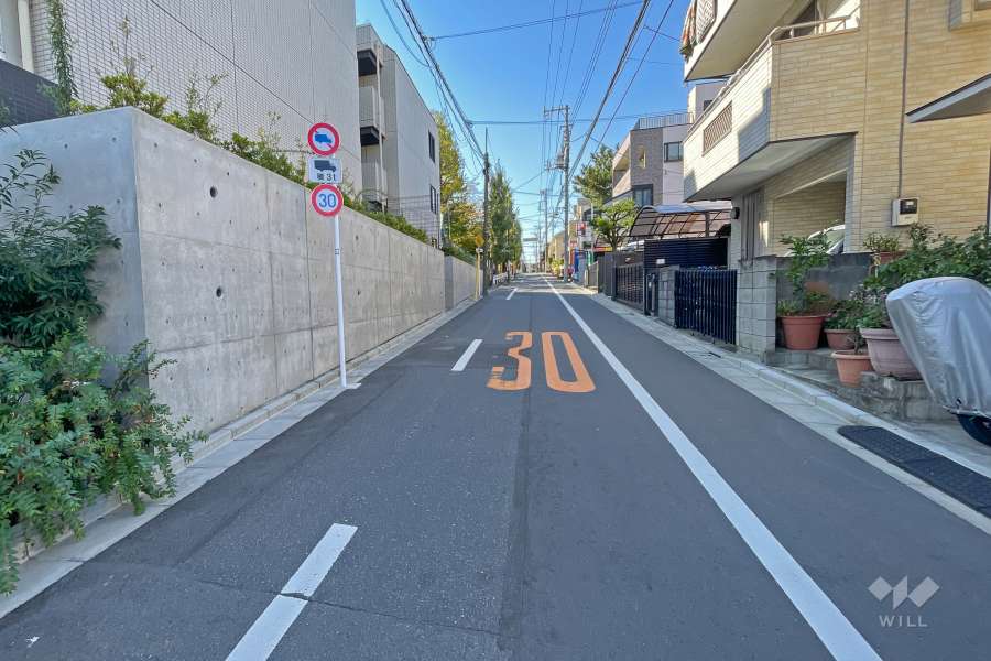 敷地北側の前面道路（東側から）